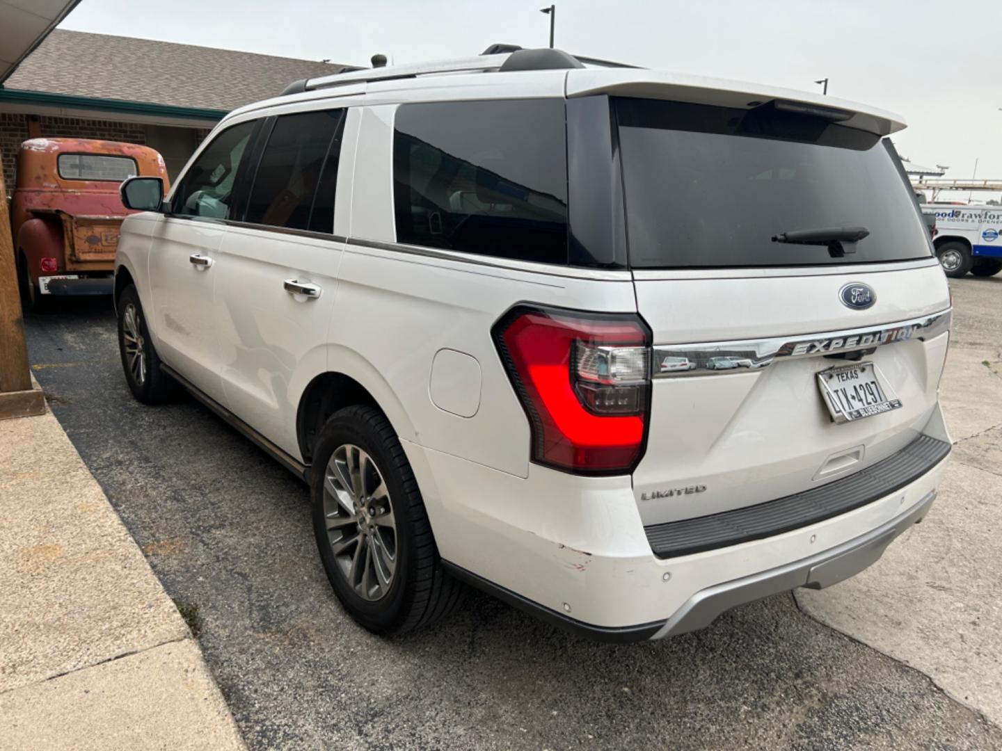 2018 White Ford Expedition Limited 4WD (1FMJU2ATXJE) with an 3.5L V6 DOHC 24V FFV engine, 6A transmission, located at 1687 Business 35 S, New Braunfels, TX, 78130, (830) 625-7159, 29.655487, -98.051491 - Photo#8